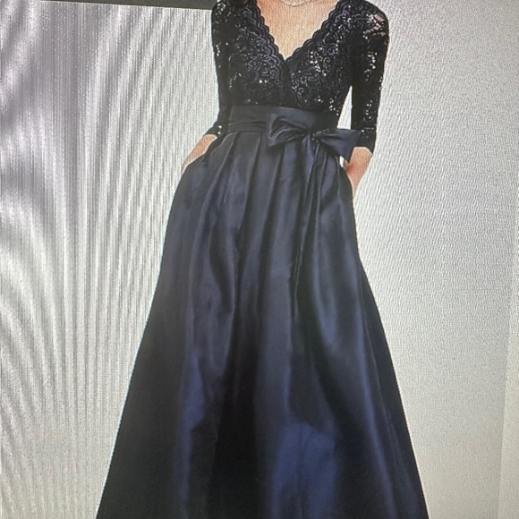 Perfect for the holidays!  Emerald green, a-line,  floor length gown - Picture 1 of 6